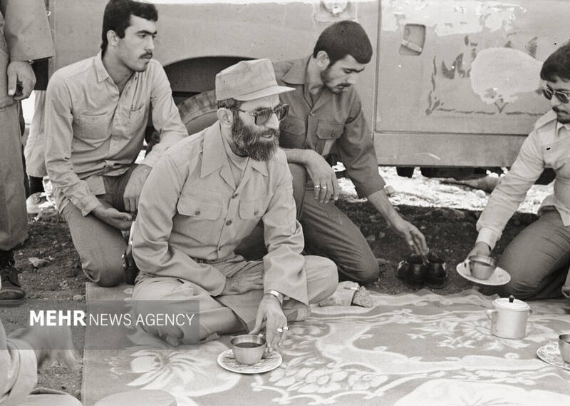 تصاویری ویژه از رهبر معظم انقلاب در دوران دفاع مقدس