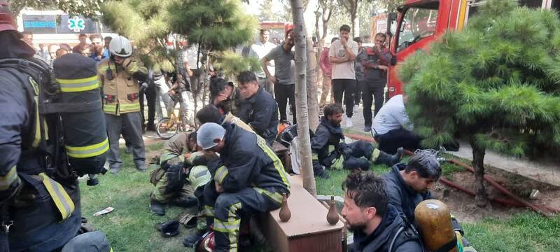 خروج پیکر آتش‌نشان فداکار مشهدی از زیرزمین کارگاه چوب و مبل/ آتش نشان مشهدی با نثار جانش جاودانه شد