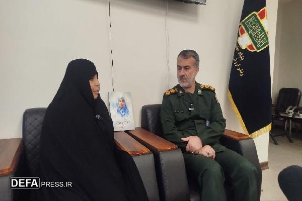 دیدار دختر شهید نواب صفوی با مدیرکل حفظ آثار دفاع مقدس گیلان