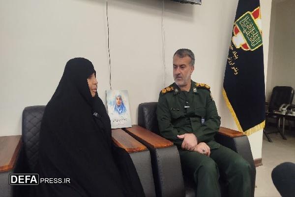 دیدار دختر شهید نواب صفوی با مدیرکل حفظ آثار دفاع مقدس گیلان