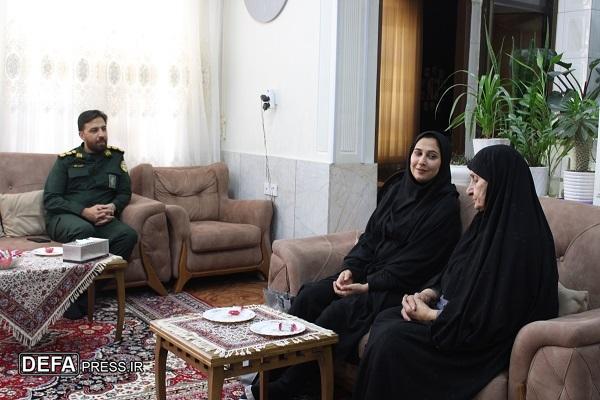 دیدار مدیرکل حفظ آثار و نشر ارزشهای دفاع مقدس و مقاومت استان با مادر شهیدان حجازی