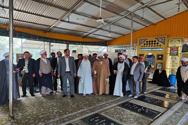 عطرافشانی گلزار شهدای امامزاده سیدملال (ع) قائمشهر به مناسبت هفته وقف+ تصاویر