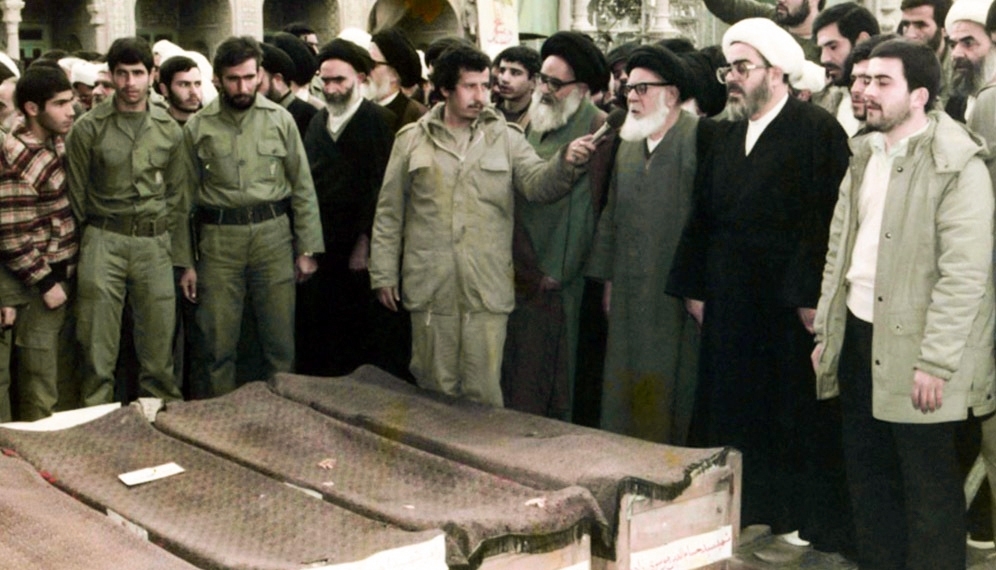 عکس/ اقامه نماز توسط آیت‌الله «بهاءالدینی» بر پیکر شهدای دفاع مقدس