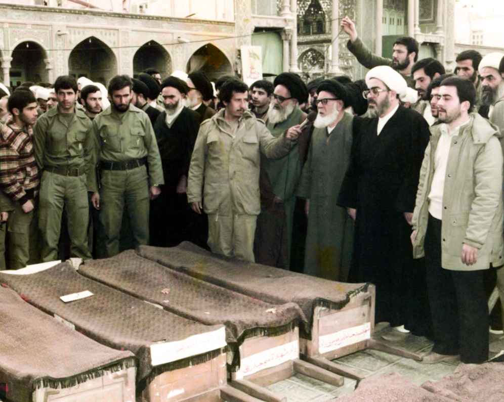 عکس/ اقامه نماز توسط آیت‌الله «بهاءالدینی» بر پیکر شهدای دفاع مقدس