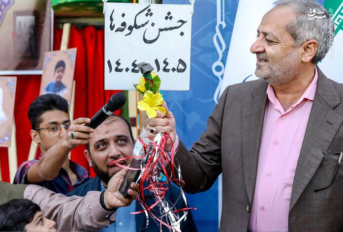 عکس/ نواختن زنگ آغاز سال تحصیلی توسط وزیر در تهران