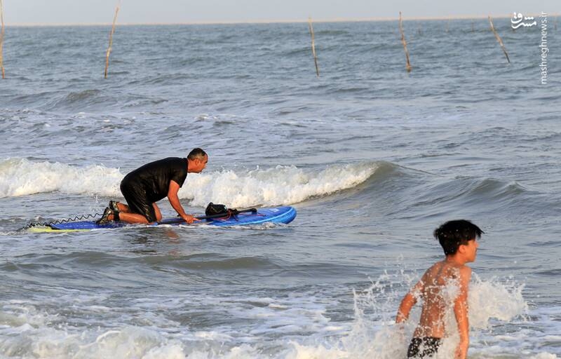 عکس/ پدل بوردینگ در روزهای مواج خلیج فارس