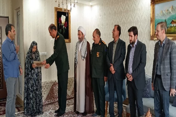 فرمانده سپاه بیت‌المقدس کردستان با خانواده سردار شهید بیاتیان دیدار کرد   