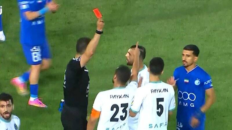 فیلم/ اخراج مستقیم بازیکن پیکان مقابل استقلال