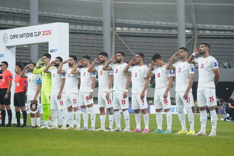 فیلم/ اهدای مدال نایب قهرمانی کافا توسط اینفانتینو به ملی‌پوشان ایران