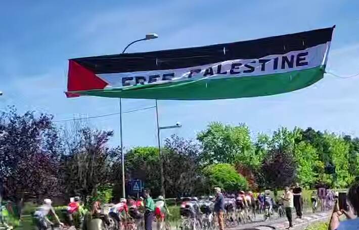 فیلم/ حامیان فلسطین راه دوچرخه‌سواران اسرائیلی را مسدود کردند