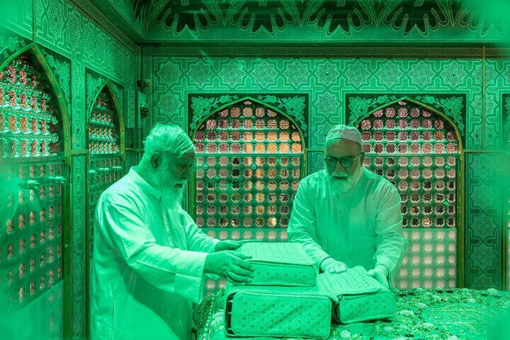 فیلم/ غبارروبی مضجع نورانی امام رضا(ع)