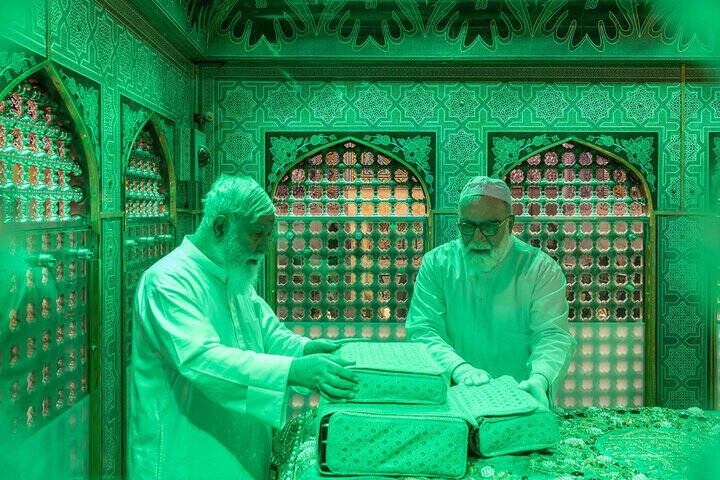 فیلم/ غبارروبی مضجع نورانی امام رضا(ع)