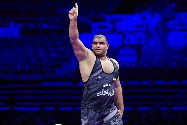 فیلم/ میرزازاده هم پس از قهرمانی به پرچم ایران تعظیم کرد