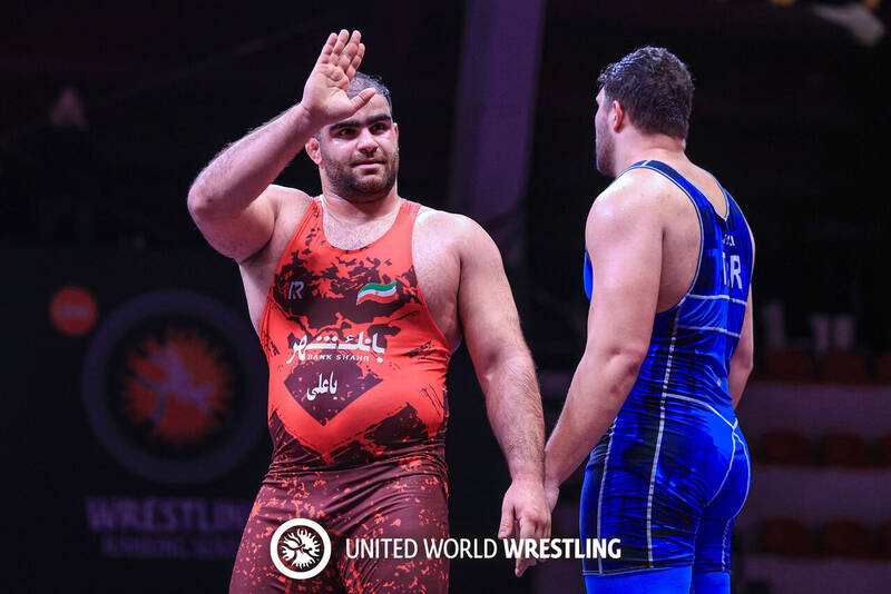 مدال خوش رنگ طلا بر گردن تانک بختیاری +فیلم