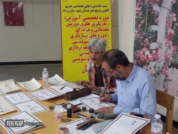 میز خطاطی و خوشنویسی در حاشیه مراسم هفته دفاع مقدس در زرند برپا شد+تصاویر