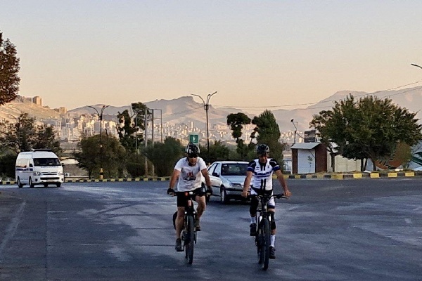 دوچرخهسواران کردستانی با هدف حمایت از کودکان بیسرپرست سنندج تا کرمانشاه را رکاب زدند