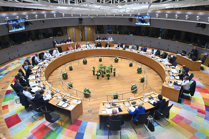 رویای استقلال اروپا زیر چتر ناتو