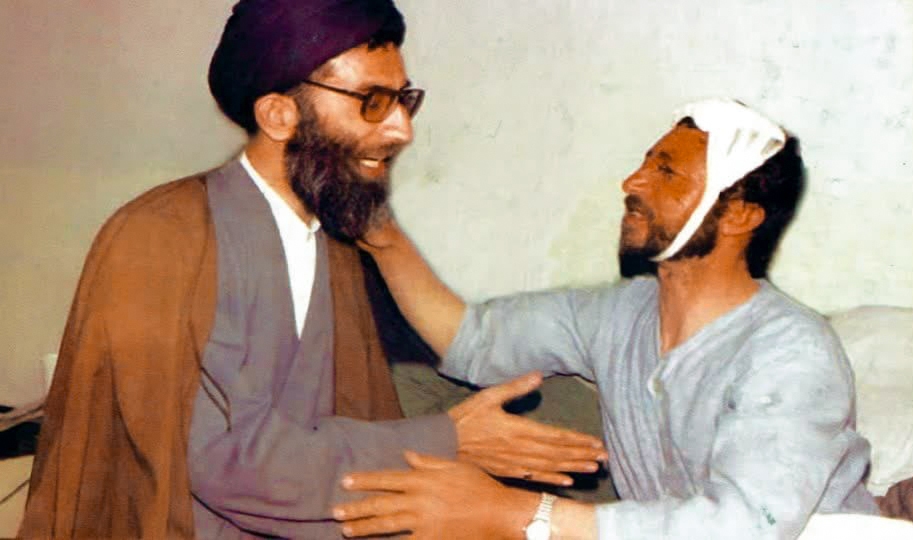 عکس/ عیادت حضرت آیت‌الله خامنه‌ای از شهید «علی رضاییان»