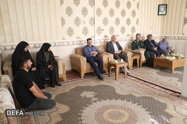 دیدار فرمانده تیپ ۳۲ انصارالحسین(ع) با خانواده شهید «عباس حسنی» در جورقان + تصاویر