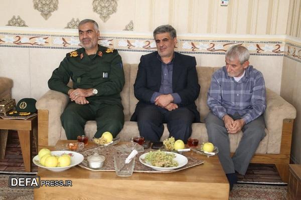 دیدار فرمانده تیپ ۳۲ انصارالحسین(ع) با خانواده شهید «عباس حسنی» در جورقان + تصاویر