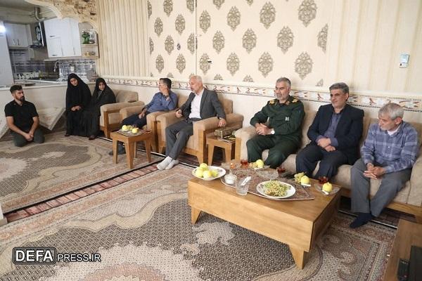دیدار فرمانده تیپ ۳۲ انصارالحسین(ع) با خانواده شهید «عباس حسنی» در جورقان + تصاویر
