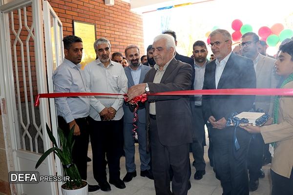 مدرسه شهدای اسلام‌آباد به دست پدر شهید عنایتی افتتاح شد