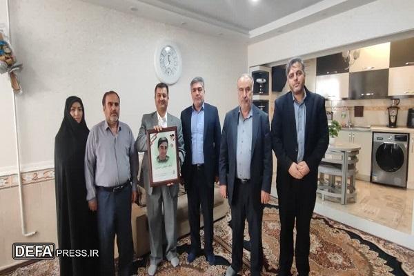 دیدار جمعی از کارکنان اداره بازرسی استان همدان با خانواده شهید مدافع وطن «عباس حیدری»