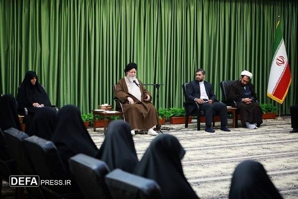 ضرورت مدیریت هوشمندانه جریان وفاق و مطالبه‌گر در دانشگاه/ نقش زنان در سه الگوی کلی؛ عفت، مشارکت اجتماعی و تربیت نسل جدید