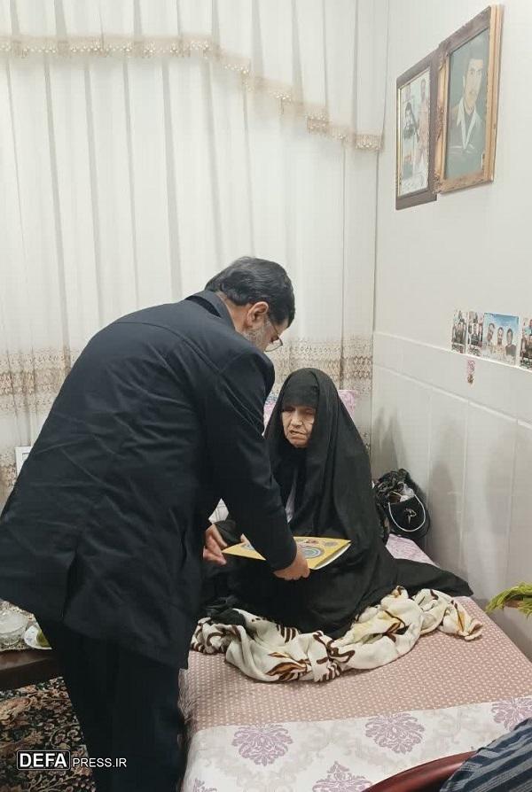 تجلیل استاندار قم از خانواده معظم شهیدان «آقازاده نژاد»