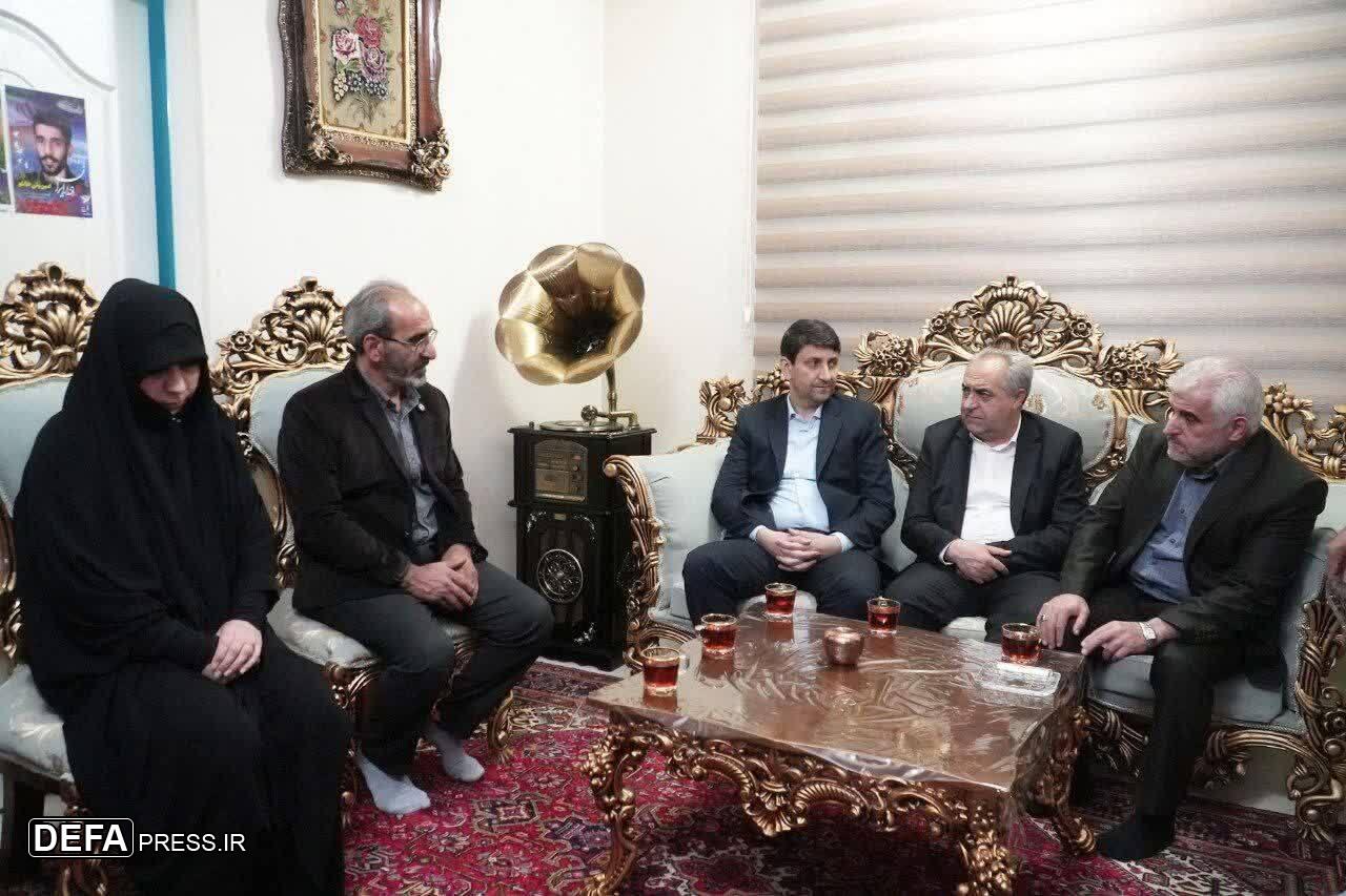 دیدار وزیر ارتباطات با خانواده شهید اقتدار در تبریز