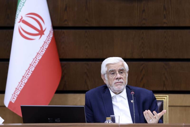 باید زنجیره تأمین و تولید کالاهای اساسی به عهده بخش خصوصی باشد