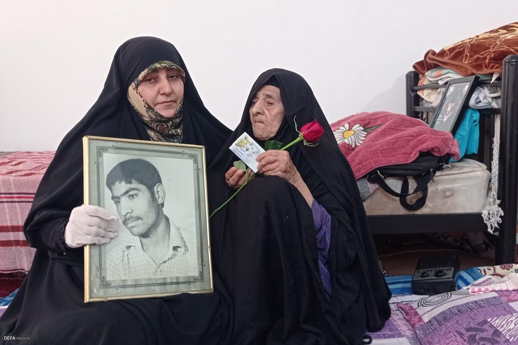 دیدار مسئول امور بانوان دفاع مقدس و مقاومت هرمزگان با خانواده شهدای دفاع مقدس