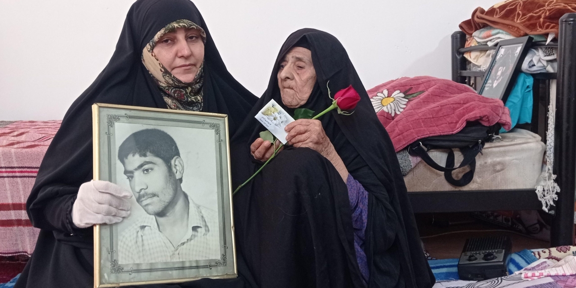 دیدار مسئول امور بانوان دفاع مقدس و مقاومت هرمزگان با خانواده شهدای دفاع مقدس