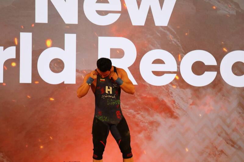 عکس/ بوسه علیرضا معینی بر پرچم ایران