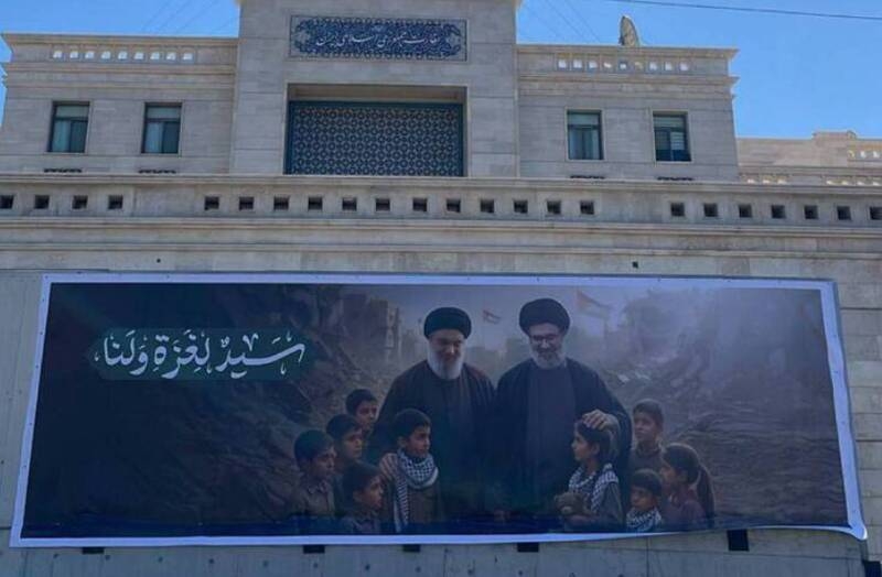 عکس/ رونمایی از دیوارنگاره سفارت ایران در بیروت با تصویری از شهید نصرالله و صفی‌الدین