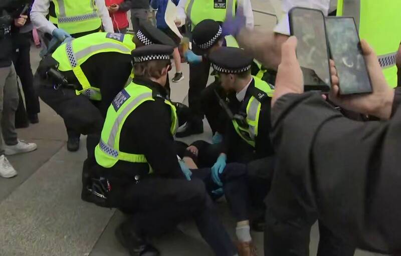 فیلم/ بازداشت حامیان فلسطین در لندن