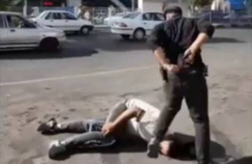 فیلم/ دستگیری دو موبایل‌قاپ حرفه‌ای با گزارش مردم