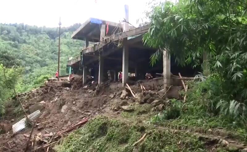 فیلم/ کشته شدن ۱۸ نفر دراثر رانش زمین در هند