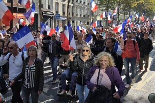 معترضان فرانسوی یکصدا شعار دادند: ماکرون برو+ فیلم