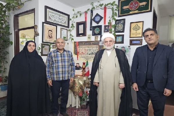 نماینده ولی‌فقیه در کردستان با خانواده شهید غلامرضا بامدی دیدار کرد