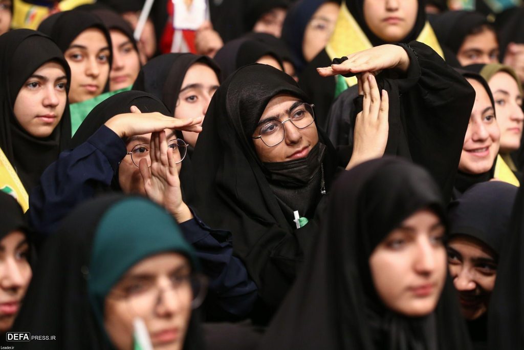 پیام دانش‌آموزان به «اسرائیل» به سبک شهید نصرالله در بیت رهبری+ تصاویر