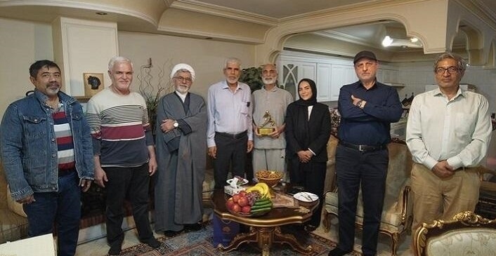 اهدای تندیس «قهرمانان گمنام» به خانواده شهید حاجی‌زاده