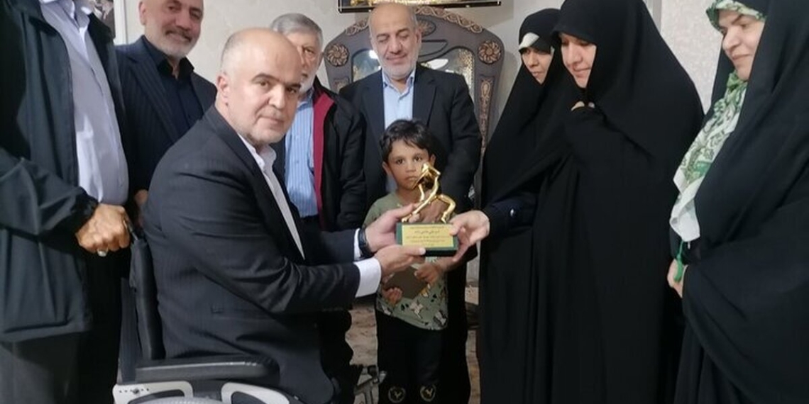 اهدای تندیس «قهرمانان گمنام» به خانواده شهید حاجی‌زاده