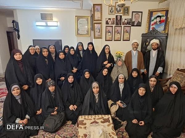 دیدار مسئول نهاد رهبری دانشگاه با مادر و خواهر شهیدان «برهانی و سیف‌الدینی»+تصویرا