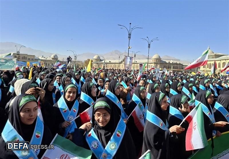 دانشآموزان نسل انقلاب با شعار «نسل سلمان، مثل چمران» ایستادهاند