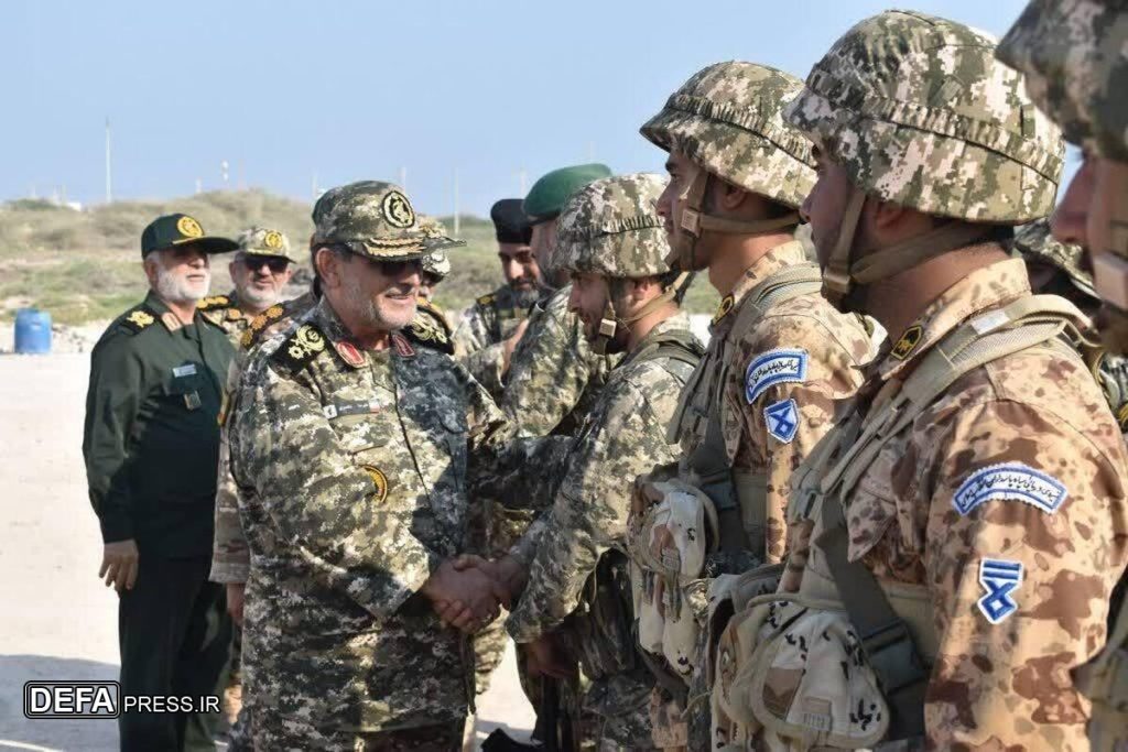 بازدید دریادار تنگسیری از قرارگاه راهکنشی امام سجاد (ع) جزایر بوموسی و سیری