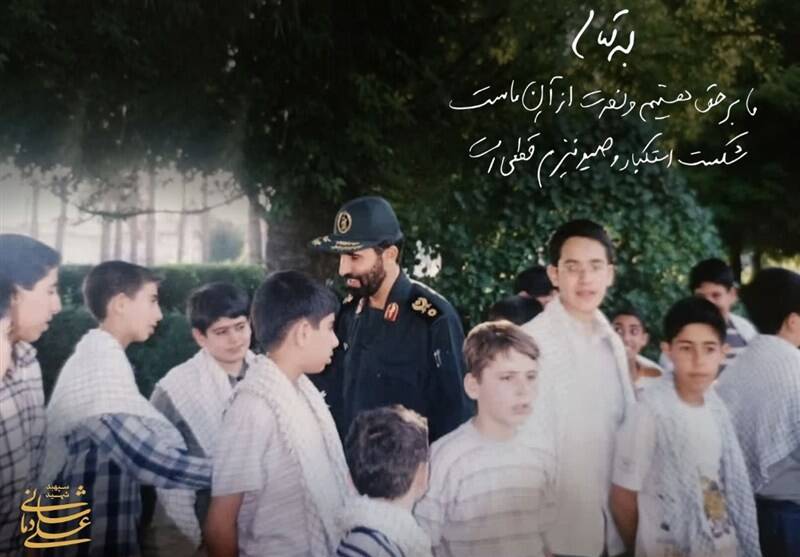 تصویری تازه‌ منتشر شده از شهید شادمانی در جمع دانش‌آموزان کرمانشاهی