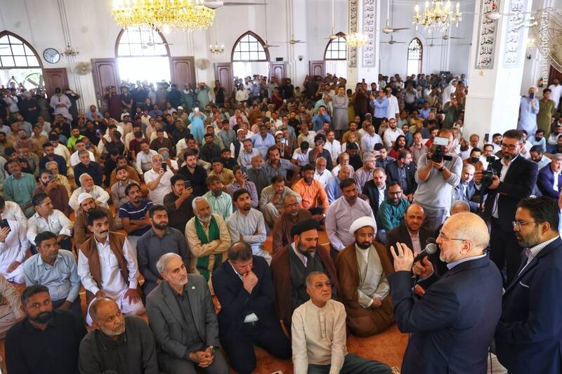 عکس/ حضور قالیباف در نماز جمعه مسجد یثرب کراچی