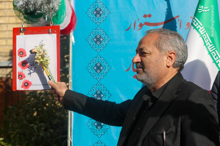 عکس/ نواختن زنگ استکبار ستیزی توسط وزیر آموزش و پرورش