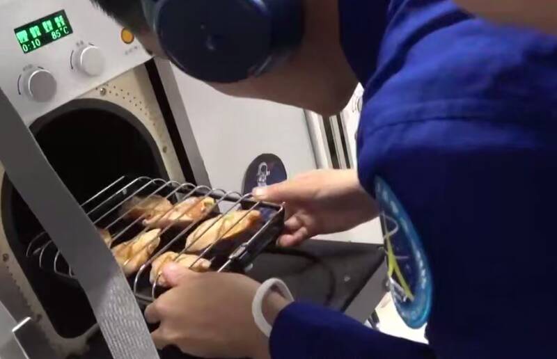 فیلم/ جوجه کباب خوری در فضا!